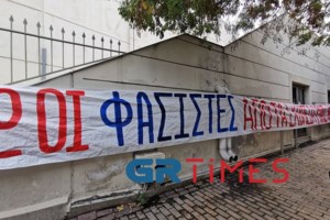 ΕΠΑΛ Σταυρούπολης: Νέα σοβαρά επεισόδια - Χτύπησαν δύο μαθήτριες - Πέντε συλλήψεις μαθητών με μαχαίρια [εικόνες - βίντεο] - εικόνα 3