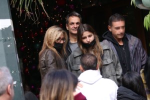 Μαρία Σάκκαρη: Κομψή με μαύρο σταυρωτό blazer με χρυσά κουμπιά και παντελόνι καμπάνα - εικόνα 6