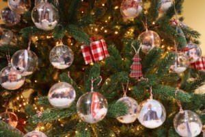 Κατέβασαν το viral βίντεο με τις χριστουγεννιάτικες μπάλες Μηταράκη μετά τον σάλο στο υπουργείο Μετανάστευσης - εικόνα 3