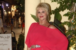 Μαρία Ιωαννίδου: Η Αλίκη δεν ήθελε τις λαμπερές γυναίκες - Με έβαλε να βάψω τα μαλλιά μου καστανά [βίντεο]