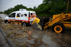 Κακοκαιρία Daniel: Καρέ καρέ η βύθιση αυτοκινήτου στα νερά ορμητικού χειμάρρου στη Μηλίνα [εικόνες] - εικόνα 7