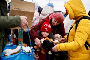 Εκατοντάδες πολίτες διαδηλώνουν στη Χερσώνα - Άντρας ανέβηκε σε ρώσικο τεθωρακισμένο με την ουκρανική σημαία [Βίντεο] - εικόνα 2
