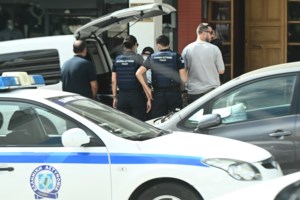 Ν. Σμύρνη: "Ο αδελφός μου δεν αναπνέει, είναι πεθαμένος", τα πρώτα λόγια της 43χρονης - Βρέθηκαν κηλίδες αίματος σε μπάνιο και κουζίνα - εικόνα 2