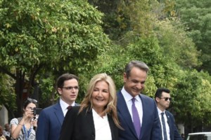 Zeus+Dione: Λαμπερές εμφανίσεις στην επίδειξη μόδας - Η Μαρέβα Γκραμπόφσκι και οι "Ελληνίδες θεές" Τζένη Μπαλατσινού και Σταματίνα Τσιμτσιλή [Εικόνες]