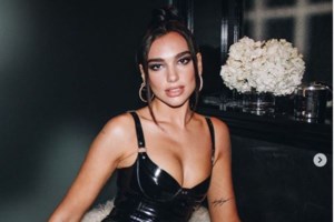 Dua Lipa αλά Έιμι Γουάινχαουζ: Με μίνι, ζαρτιέρες & ογκώδες χτένισμα στα Brit Awards - εικόνα 11