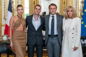 Στη Μήλο ο Τζάστιν Μπίμπερ: Έγινε φίλος με ηλικιωμένο ψαρά και έκατσε μαζί του για φάβα και γαριδάκι [Εικόνες]