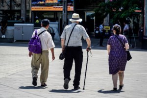 Επικό βίντεο της Φίνος Φιλμ για τον καύσωνα: "Κάψα" με Κλέαρχο, ξυπόλητο Πρίγκιψ και Ωραία των Αθηνών