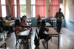 Εξαδάκτυλος: "Οχι" σε πρόωρο άνοιγμα των σχολείων - Η μετάλλαξη του κορονοϊού στη Βρετανία μεταδόθηκε μέσα στα σχολεία - εικόνα 2