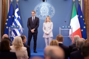 Απίστευτο σκηνικό στην Ιταλία: Βουλευτής ντύθηκε φάντασμα και αποβλήθηκε από τη Βουλή