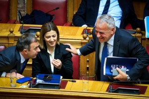 Βουλή: Σφοδρή κόντρα για τα επεισόδια στο Σύνταγμα - "Οι φιλειρηνικές διαδηλώσεις είναι με τις μολότοφ που πέφτουν κατά ριπάς;" - εικόνα 2