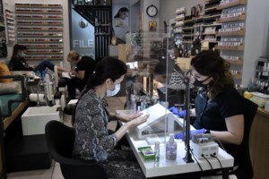 Βόλος: Βαριά "καμπάνα" 3.000 ευρώ σε νεαρό που κούρευε φίλο του σε... πυλωτή πολυκατοικίας