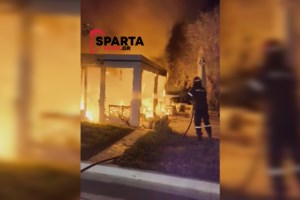 Μεσσήνη: 65χρονος έβαλε φωτιά σε δύο περιπολικά έξω από ΑΤ - Γνωστός στις Αρχές