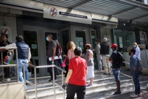 Τεράστιες ουρές από τις 6 το πρωί και έξω από τη ΔΕΗ στο Βόλο