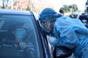 Lockdown: Πώς ένα ανύπαντρο ζευγάρι απέδειξε ότι συζεί - Δεν φορούσαν μάσκα στο αυτοκίνητο [Βίντεο] - εικόνα 2