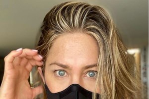 Οι celebrities αποδέχονται την πρόκληση του "Wear a Damn Mask"