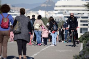 Κάθε άλλο παρά lockdown στις παραλίες - Χωρίς αποστάσεις και μάσκες οι Αθηναίοι για δεύτερη ημέρα [εικόνες] - εικόνα 2