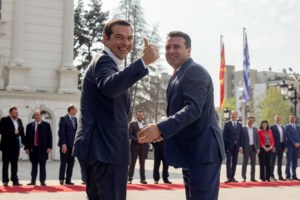 Επίσκεψη Τσίπρα στο σπίτι του Ζόραν Ζάεφ: Χαλαροί και ντυμένοι casual έφαγαν μαζί σε εστιατόριο της Βόρειας Μακεδονίας