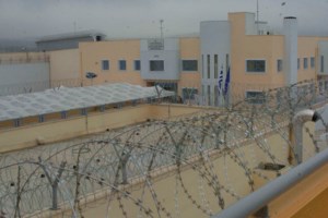 Φυλακές Δομοκού: Αυτοσχέδια σουβλιά, κινητά, ναρκωτικά χάπια και ένας... σωλήνας σε κελιά κρατουμένων [εικόνες - βίντεο] - εικόνα 2