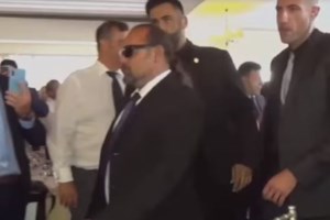 Η επιστροφή του Αρτέμη Σώρρα με μπράβους - Μάζεψε εκατοντάδες οπαδούς στο Λαγονήσι [βίντεο - εικόνες]