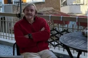 Άκης Σακελλαρίου: Με αμαξίδιο στη σκηνή μετά το ατύχημα – Καταχειροκροτήθηκε ο ηθοποιός [Βίντεο]