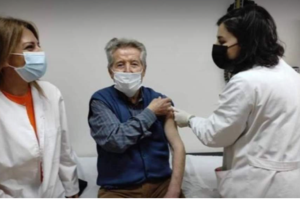 Προχωρούν οι εμβολιασμοί στους άνω των 85 ετών: 100χρονος από την Κρήτη, ο μεγαλύτερος σε ηλικία - εικόνα 2