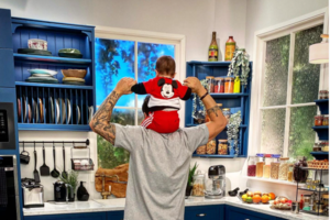 Χωρίς ρεύμα ο Άκης Πετρετζίκης: Η αυτοσχέδια κουζίνα που έφτιαξε "εν έτει 2022" για να ζεστάνει το φαγητό