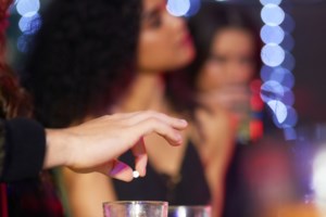 Χάπι βιασμού: Το επικίνδυνο βαρύ υπνωτικό - Τι προκαλεί στο θύμα και πόση ώρα διαρκεί η επίδρασή του [Βίντεο]