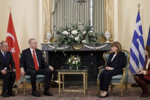 Ελλάδα και Τουρκία υπογράφουν κοινή διακήρυξη φιλίας και συνεργασίας - Τι θα περιλαμβάνει