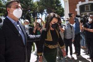 Γιάννα Αγγελοπούλου: Νέα εμφάνιση με σακάκι και ζώνη εμπνευσμένα από παραδοσιακή φορεσιά της Μακεδονίας - εικόνα 2