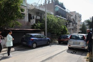 Τραγωδία στο Παλαιό Φάληρο: Σκότωσε τη μητέρα του, έκοψε τις φλέβες του και μετά έβαλε φωτιά στο σπίτι
