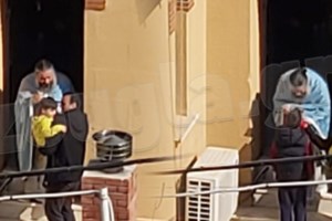 Ο ιερέας που κοινώνησε στο Κουκάκι "από την πίσω πόρτα" απαντά στις επικρίσεις ανεβάζοντας πόστ στο facebook