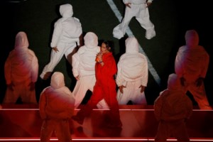 Τρομερός πιτσιρικάς αγνοεί την Ριάνα και της ζητά να τον φωτογραφήσει με τους αγαπημένους του ποδοσφαιριστές - εικόνα 2