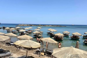 Ρόδος: Αδιανόητη επίδειξη θράσους και ανομίας- Παρά το λουκέτο ο ιδιοκτήτης του beach bar καλεί τον κόσμο σε πάρτι