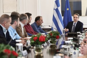 Αγροτικές κινητοποιήσεις: Έκαψαν άχυρα στην Κάρλα - Μοίρασαν κρεμμύδια έξω από την περιφέρεια Δυτ. Μακεδονίας - εικόνα 4