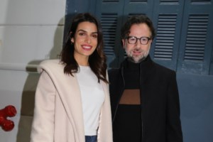 Η Τζένη Θεωνά, μικρό κοριτσάκι στην αγκαλιά της μητέρας της, ντυμένες ασορτί - Είναι ολόιδιες [εικόνα]