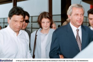 Ινκόγκνιτο στη Μύκονο η Αθηνά Ωνάση: Έφτασε στο αεροδρόμιο καλυμμένη με μαντήλι μαζί με την παρέα της - εικόνα 4