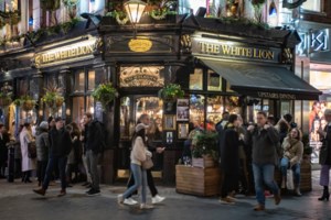 Στόλισαν χριστουγεννιάτικο δέντρο σε παραλία της Χαλκιδικής [εικόνες]