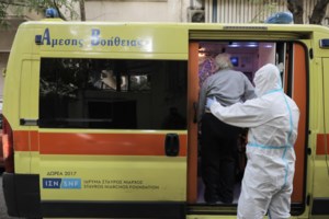 Κορονοϊός: Ολικό lockdown ζητούν οι Ιταλοί γιατροί - Στη Νάπολη οι ασθενείς περιμένουν στα ΙΧ τους να αδειάσει κρεβάτι