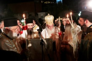 Πάσχα: Πώς θα γίνει φέτος η αφή και η μεταφορά του Αγίου Φωτός από τον Πανάγιο Τάφο