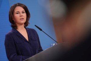 Αναλένα Μπέρμποκ: Σε δομή φιλοξενίας με προσφυγόπουλα στο Σχιστό, μετά τα λευκά λουλούδια στο Μνημείο Ολοκαυτώματος