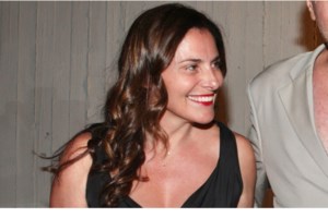 Μπέτυ Μπαζιάνα: Με αρχαιοελληνικό look στην Επίδαυρο - Το φόρεμα με τις πτυχώσεις και τα λιτά αξεσουάρ - εικόνα 8