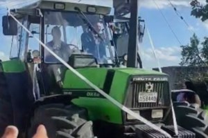 Τρακτέρ "έλιωσε" αυτοκίνητο στην Κάρυστο - Τραυματίστηκε σοβαρά 47χρονος πατέρας και ο 14χρονος γιος του [Εικόνες}