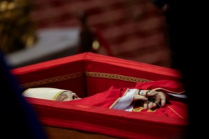 Πάπας Φραγκίσκος: Ολοκληρώθηκε η προσέλευση των πιστών στη Βασιλική του Αγίου Πέτρου- Πάνω από 250.000 πιστοί προσκύνησαν - εικόνα 2