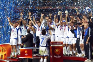 Legends 2004: Ακόμα "πονάει" ο Φίγκο; - Γιατί ορισμένοι λένε ότι δεν έδωσε το χέρι του στον Ζαγοράκη ο Πορτογάλος [βίντεο]