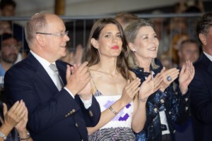 Σικάτη παριζιάνα η Σαρλότ Κασιράγκι: Το total Chanel look της που συνδύασε το κλασικό με το μοντέρνο - εικόνα 11