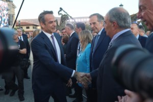 Παύλος Γερουλάνος: Νέο σποτ με τη "Μέρα της Μαρμότας" - Το σπάσιμο του ξυπνητηριού με τρίτη θητεία Μητσοτάκη