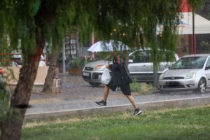 Χαλκιδική: Συγκλονιστικό βίντεο με οδηγό που παγιδεύτηκε σε χείμαρρο με το όχημά του