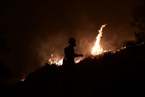 Φωτιά στην Κεφαλονιά: Ολονύχτια μάχη με τις φλόγες στην Πάστρα - Ήχησε το 112 για εκκενώσεις