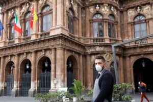 ΗΑΕ: Ουρές έξω από τα νοσοκομεία από ανθρώπους που θέλουν να εξεταστούν - Eικόνες - εικόνα 6