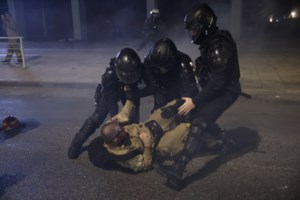 Σοκαριστικά βίντεο από τα άγρια επεισόδια μεταξύ ΜΑΤ και εποχικών πυροσβεστών - Συνελήφθη δημοσιογράφος του "Ριζοσπάστη" - εικόνα 2